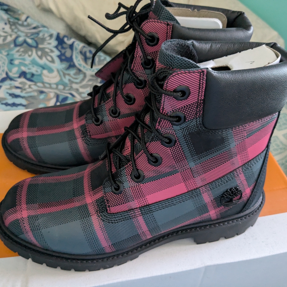 Rare* - NWOT -  Plaid Pink and Grey Lace-Up Timberland Boots 🥾